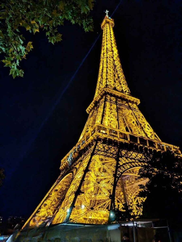 エッフェル塔 (Tour Eiffel)